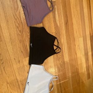 3 Nike Indy Seamless Ribbed light-support sports bras